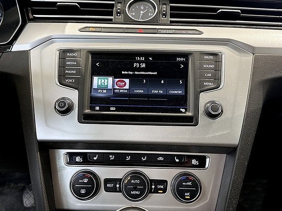 Volkswagen Passat 12 of 18