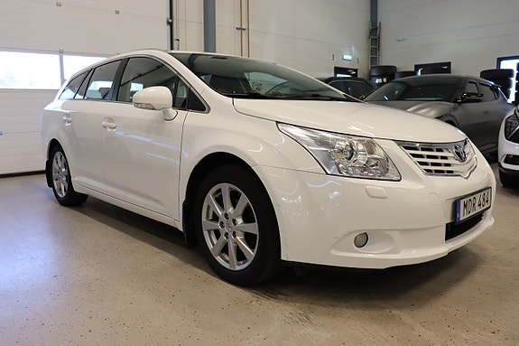 Toyota Avensis 2 of 5