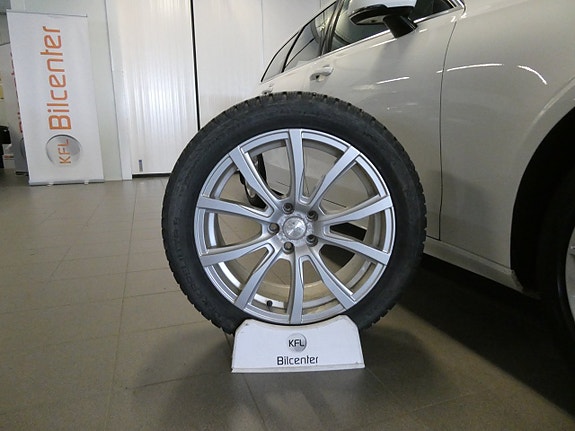 Volvo V90 2 of 5