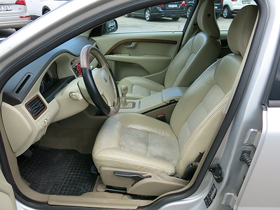 Volvo V70 13 of 24