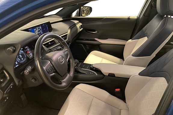Lexus UX250h 7 of 24