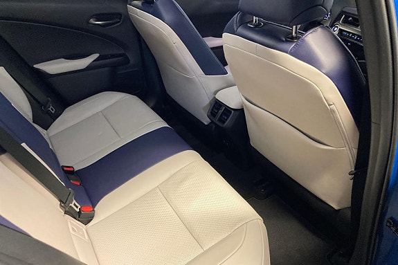 Lexus UX250h 10 of 24