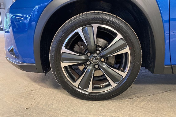 Lexus UX250h 23 of 24
