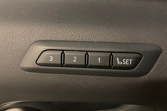 Lexus UX250h 16 of 24