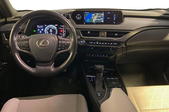 Lexus UX250h 8 of 24