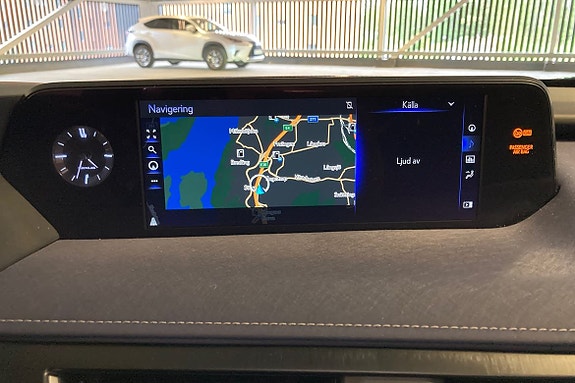 Lexus UX250h 12 of 24