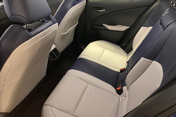 Lexus UX250h 11 of 24
