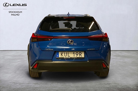 Lexus UX250h 21 of 24