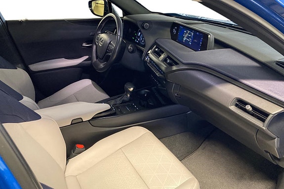 Lexus UX250h 9 of 24