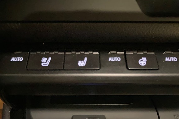 Lexus UX250h 15 of 24