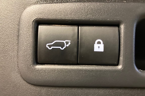 Lexus UX250h 17 of 24