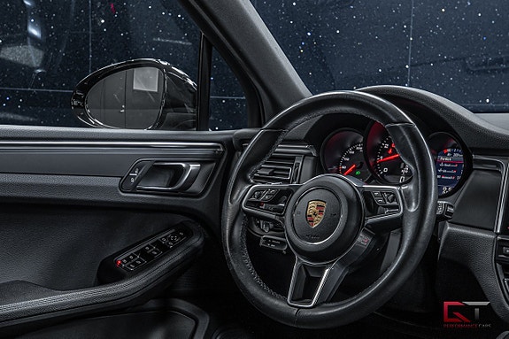 Porsche Macan 16 of 17