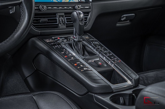 Porsche Macan 13 of 17
