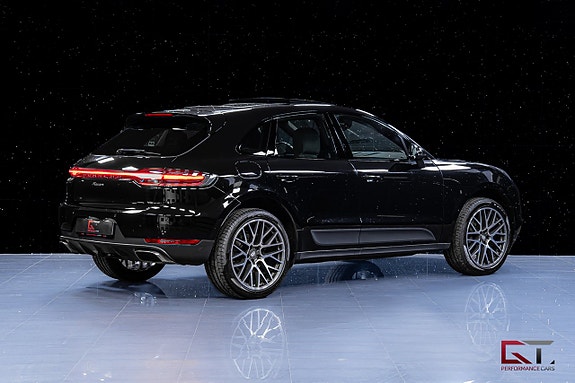 Porsche Macan 7 of 17