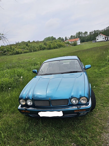 Jaguar XJR 2 of 4