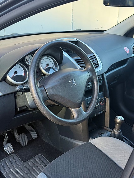 Peugeot 207 8 of 10