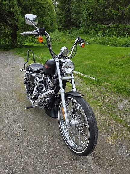 Harley-Davidson Sportster XL1200V Seventy-Two 6 of 16