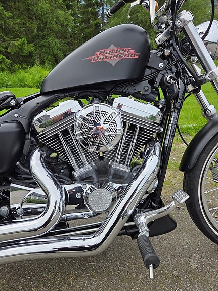 Harley-Davidson Sportster XL1200V Seventy-Two 4 of 5