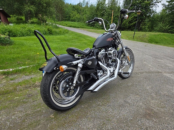 Harley-Davidson Sportster XL1200V Seventy-Two 3 of 5