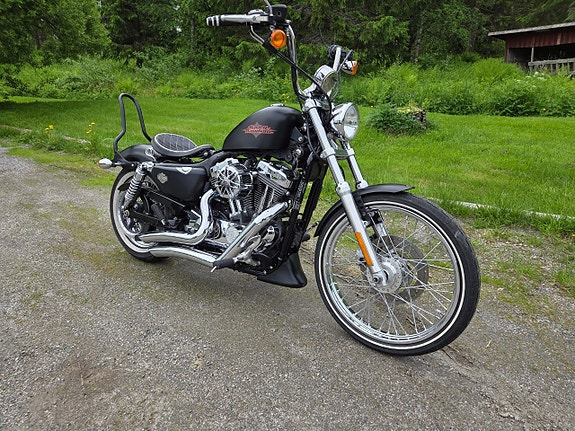 Harley-Davidson Sportster XL1200V Seventy-Two 2 of 5