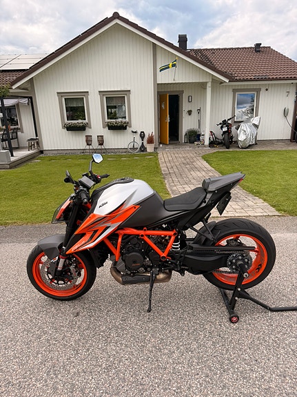 KTM 1290 Super Duke R 2 of 5
