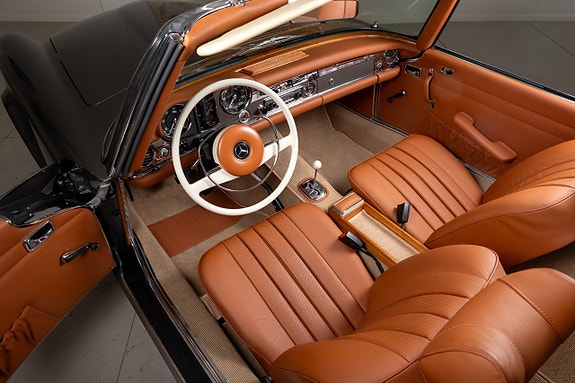 Mercedes-Benz SL280 18 of 20