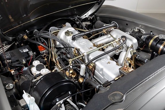 Mercedes-Benz SL280 13 of 20
