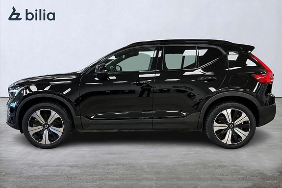 Volvo XC40 2 of 5
