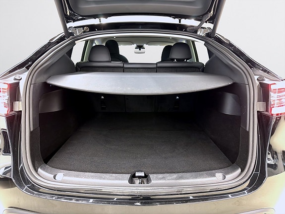 Tesla Model Y 8 of 18