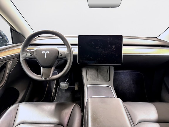 Tesla Model Y 11 of 18