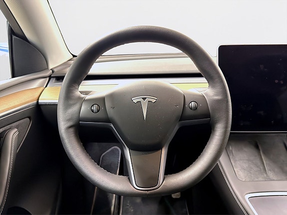 Tesla Model Y 15 of 18