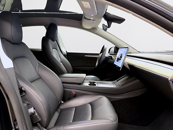 Tesla Model Y 12 of 18