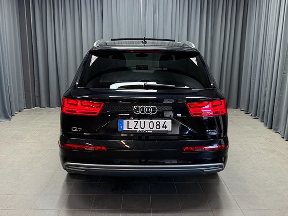 Audi Q7 3 of 5