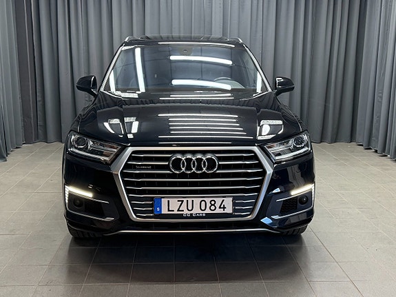 Audi Q7 2 of 5