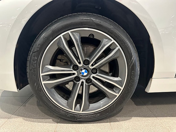 BMW 118i 3 of 5