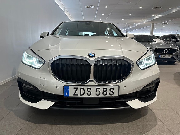BMW 118i 2 of 5