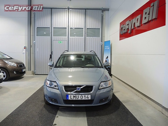 Volvo V50 2 of 15