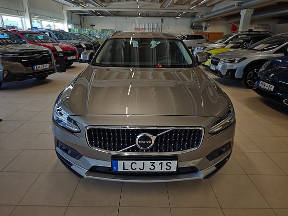 Volvo V90 Cross Country 2 of 5
