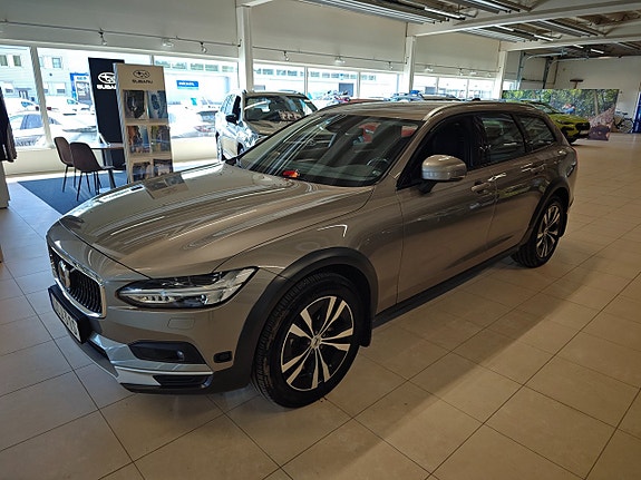Volvo V90 Cross Country 3 of 5