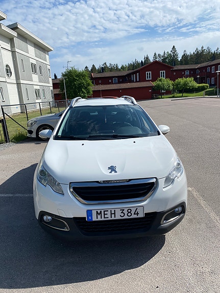 Peugeot 2008 2 of 5
