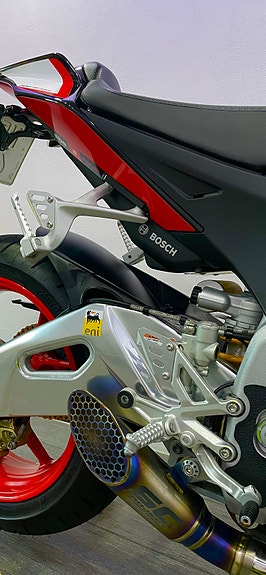 Aprilia Tuono V4 1100 Factory 2016 – Fullutrustad entusiastmaskin i toppskick 4 of 5