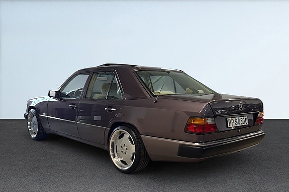 Mercedes-Benz 200 3 of 5