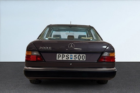 Mercedes-Benz 200 4 of 5
