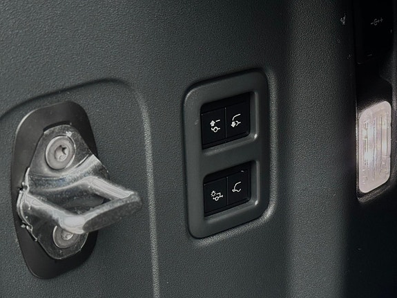 Land Rover Defender 110 23 of 23