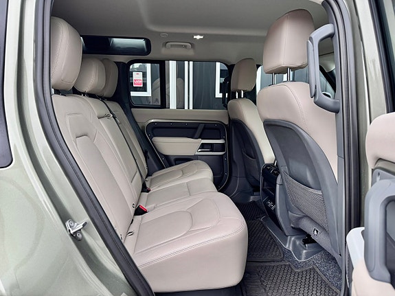 Land Rover Defender 110 21 of 23