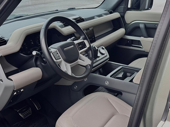 Land Rover Defender 110 16 of 23