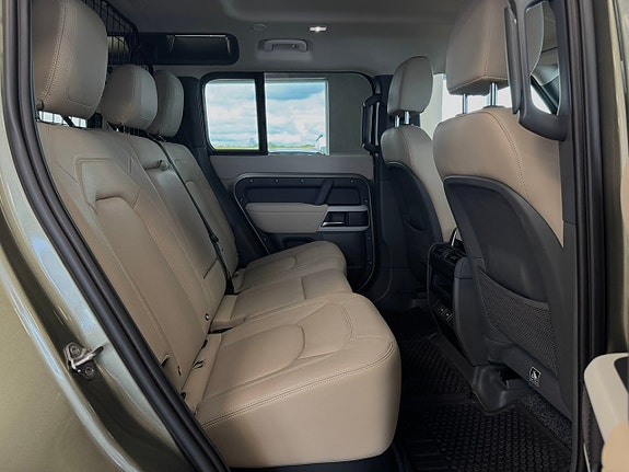 Land Rover Defender 110 24 of 29