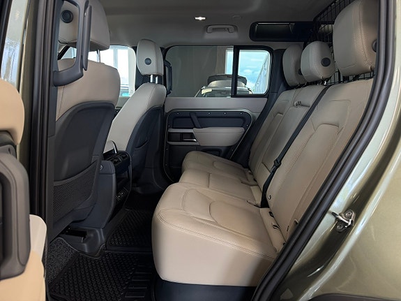 Land Rover Defender 110 26 of 29