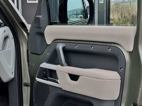Land Rover Defender 110 19 of 23