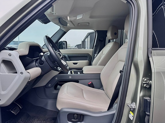 Land Rover Defender 110 18 of 23
